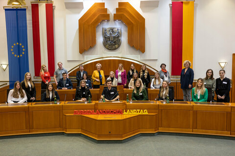 Landtagspräsidentin Verena Dunst und Landesrätin Mag.a (FH) Daniela Winkler (beide Bildmitte, letzte Reihe) mit SchülerInnen der 4. Klasse und Lehrkräften des Pannoneums Neusiedl am See.