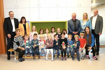 Landeshauptmann Hans Peter Doskozil, Kindergartenleiterin Isabella Pendl, Vizebürgermeister Helmut Kropf, Landesrätin Daniela Winkler und Bürgermeister Reinhard Deutsch mit den Kindergartenkindern bei der Eröffnungsfeier.