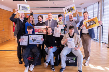 Gruppenbild mit Preisträgern der KnowYourScore Challenge 2025: (stehend von links) Mag. (FH) Christian Vlasich, Geschäftsführer BUZ Neutal, DI (FH) Karin Steiner, BA, Stellvertretende Landesgeschäftsführerin AMS, Preisträger Stefan Jurkowski, Landesrat Dr. Leonhard Schneemann, Preisträger Matthias Horvath, Ing. Georg Krammer, BEd, Direktor Berufsschule Oberwart, Mag. Manfred Schweiger, BUZ, Projektleiter Digitales Lernen, (sitzend v.l.) Preisträger David Reitgruber, Preisträgerin Denise Wunderler, Preisträger Anel Velic.