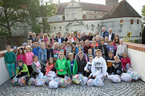 Schüler der Volksschule Schlaining ließen gemeinsam mit den Landesräten Daniela Winkler und Christian Illedits sowie Bildungsdirektor Heinz Zitz, Rektorin Sabine Weisz und Friedensburg-Direktorin Gudrun Kramer die Ballone mit Kranichen versehen in die Luft.