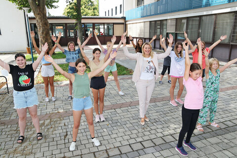 Jugendlandesrätin Daniela Winkler mit den Teilnehmerinnen am "Let's rock this camp" bei einer Tanzchoreographie