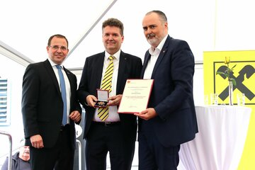 Landeshauptmann Hans Peter Doskozil übergibt im Beisein von Wirtschaftskammerpräsident Andreas Wirth das Große Silberne Ehrenzeichen an VDir. Karl Kornhofer.