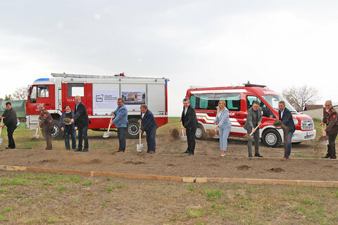 Startschuss für die Umsetzung des ersten PEB-Projektes im Mai 2021 mit dem Spatenstich für ein neues Feuerwehrhaus in Zurndorf. V.l.: Vize-Bgm. Robert Michlits, FF-Kdt.-Stv. Michael Amri, Gemeindevorständin Petra Horvath, Gemeindevorstand Werner Falb-Meixner, Gemeindevorstand Roland Samek, Bgm. Werner Friedl, LR Heinrich Dorner, LRin Daniela Winkler, PEB-GF Gerald Goger, Landesimmobilien Burgenland, Thomas Rosner, PEB, FF-Kdt. Martin Szoka