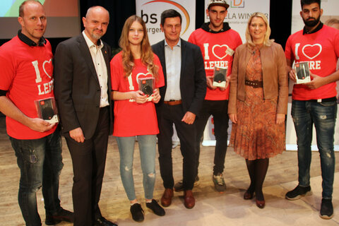 Landesrätin Daniela Winkler, Landesrat Christian Illedits und Bildungsdirektor Heinz Josef Zitz gratulierten den siegreichen Teams von Schülerinnen und Schülern der Berufsschulen Eisenstadt, Mattersburg, Pinkafeld und Oberwart.