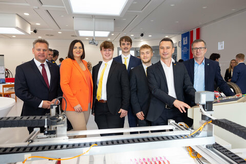 Schulleiter Thomas Schober, Landeshauptmann-Stellvertreterin Astrid Eisenkopf, Schüler der HTBLA Eisenstadt, Landtagspräsident Robert Hergovich und Landtagsabgeordneter Bürgermeister Thomas Schmid