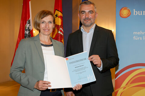 Landesrat Heinrich Dorner mit Christine Zopf-Renner, die stellvertretend für ihre Tochter Antonia Renner den Preis übernahm.