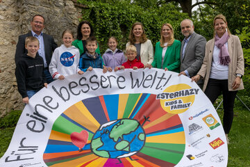 Lackenbachs Bürgermeister Christian Weninger, Mag.a Christina Schlaffer, Schulqualitätsmanagerin Bezirk Oberpullendorf, LH-Stiv.in Anja Haider-Wallner, LRin Mag.a (FH) Daniela Winkler, DI Mathias Grün, Vorstandsvorsitzender der Esterhazy Betriebe AG, Dr.in Pia Friedrich-Mersich, Stv. Leitung Schlossbetrieb und Esterhazy Kids & Family und Initiatorin des Projekts, mit teilnehmenden Kindern.