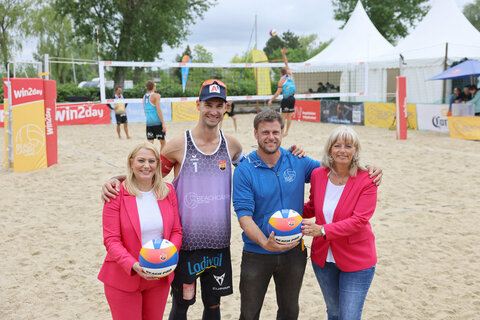 LRin Mag.a (FH) Daniela Winkler und Neusiedls Bürgermeisterin LAbg. Elisabeth Böhm mit Profi-Beachvolleyballer Martin und Andreas Schöffl, dem Veranstalter der win2day Beach Volleyball Tour PRO in Neusiedl.