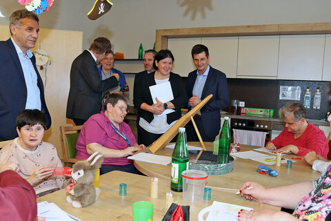 Soziallandesrat Christian Illedits beim Rundgang durch die Anlernwerkstatt und das Pflegeheim des SeneCura Sozialzentrums Frauenkirchen