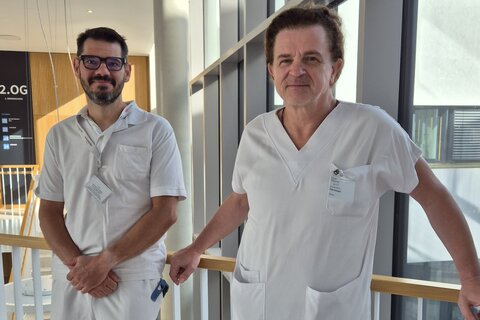 Oberarzt Sandor Tarcsa (l.) und Primarius Peter Kornprat sind erfreut über die Auszeichnung.