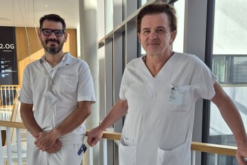 Oberarzt Sandor Tarcsa (l.) und Primarius Peter Kornprat sind erfreut über die Auszeichnung.