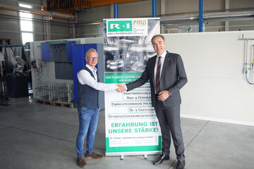 Wirtschaftslandesrat Dr. Leonhard Schneemann gratulierte Dipl.-Ing. (FH) Markus Frühwirth (v.r.) zum neuen Standort seines Unternehmens im Industriegebiet Kemeten.