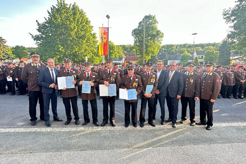 Landesrat Dr. Leonhard Schneemann und Landesfeuerwehrkommandant LBD Ing. Franz Kropf nahmen auch zahlreiche Ehrungen vor.