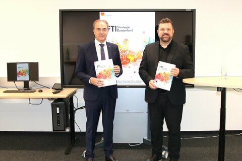 Der burgenländische Landesrat für Forschung und Innovation, Dr. Leonhard Schneemann und Martin Zloklikovits, Forschungskoordinator des Landes Burgenland.