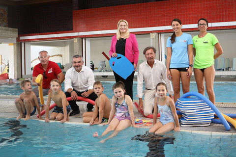 ASKÖ Burgenland-Landesgeschäftsführer Andreas Ponic, Sportlandesrat Heinrich Dorner, Bildungslandesrätin Daniela Winkler und Bürgermeister LAbg. Kurt Maczek mit Schwimmlehrerinnen und Kindern im Allwetterbad Pinkafeld.