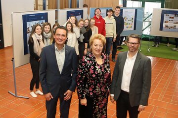 Landtagspräsidentin Verena Dunst (Mitte), Schulqualitätsmanager Franz Jeschko und Direktor Mag. Chris Wagner