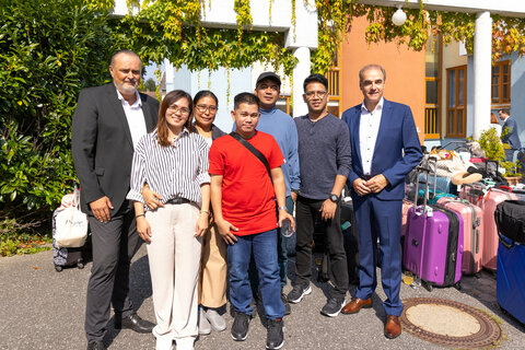 Landeshauptmann Mag. Hans Peter Doskozil und Soziallandesrat Dr. Leonhard Schneemann hießen die ersten philippinischen Pflegekräfte in Stadtschlaining herzlichen willkommen.