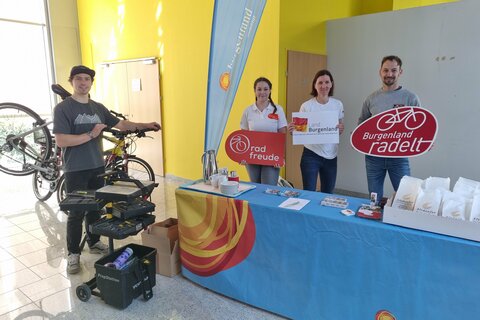 Radhändler Michi Knopf (rechts im Bild) und sein Team waren am Radservicetag mit verschiedenen Serviceangeboten vor Ort.