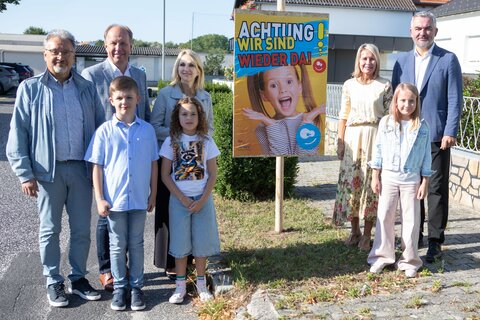 Landesrat Mag. Heinrich Dorner (r.) mit Horitschons Bürgermeister Gerhard Petschowitsch, BA, MSc (l.), Ing. Bernd Toplak, Leiter der Präventionsabteilung AUVA, Landesstelle Wien (2.v.l. hinten), DI Sabine Kaulich, Kuratorium für Verkehrssicherheit (3.v.l. hinten) und Direktorin OSR Marion Schmiedl, BEd, MA von der Volksschule Horitschon (2.v.r. hinten) mit zwei Schülerinnen und einem Schüler (vorne) der Volksschule Horitschon.