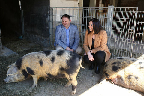 Landeshauptmann-Stellvertreterin Astrid Eisenkopf und Biobauer Andreas Schlögl aus Oberrabnitz setzen sich für ein Verbot von Spaltböden in der Tierhaltung und eine verpflichtende Herkunftskennzeichnung bei Lebensmittel ein