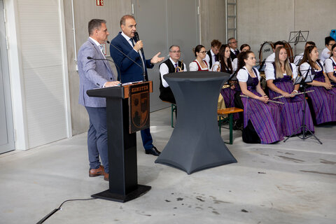 Landesrat Dr. Leonhard Schneemann bei seiner Rede im neuen Bauhof in Kemeten.