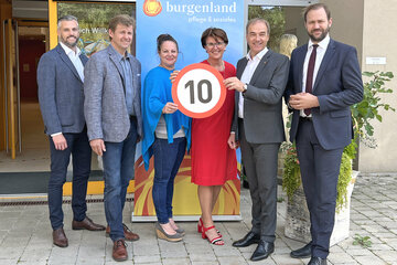 Landesrat Dr. Leonhard Schneemann gratulierte gemeinsam mit DSA Petra Prangl, MBA, Geschäftsführerin der Burgenländischen Pflegeheim Betriebs-GmbH, der stellvertretenden Pflegedienstleiterin DGKP Iris Jackowski, BSc, und Dr. Johannes Zsifkovits, Geschäftsführer der Soziale Dienste Burgenland GmbH zum Zehn-Jahres-Jubiläum.