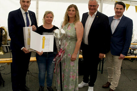 Landesrat Dr. Leonhard Schneemann (l.) stellte sich mit Glückwünschen bei der Heimleitung und ihren Mitarbeiterinnen und Mitarbeitern ein.