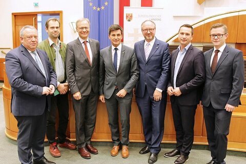 2. LT-Präs. Ing. Rudolf Strommer; LAbg. Wolfgang Spitzmüller; EPSC-Mitglied Prof. Dr. Rainer Münz; LT-Präs. Christian Illedits; Stv. Leiter der Vertretung der Kommission in Österreich Dr. Wolfgang Bogensberger; KO Robert Hergovich; KO Geza Molnar;