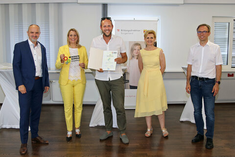 Zertifikat „Bewegte Schule“ für SMS Oberschützen: v.l.: BD Mag. Heinz Josef Zitz, LRin Mag.a (FH) Daniela Winkler, Dir. Daniel Karacsonyi, SMS Oberschützen, HRin Mag.a Sandra Steiner, Leiterin des Präsidialbereichs in der Bildungsdirektion, HR Mag. Jürgen Neuwirth, Leiter Bereich Pädagogischer Dienst in der Bildungsdirektion Burgenland