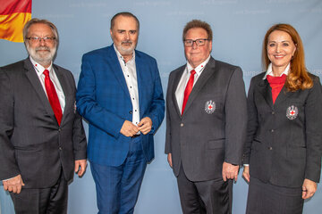 Rot-Kreuz-Landesgeschäftsleiter Mag. Thomas Wallner, Landeshauptmann Hans Peter Doskozil, der neue Präsident des Roten Kreuzes Burgenland, MR Dr. Werner Krischka, und Rot-Kreuz-Landesgeschäftsleiterin Dir.in Mag.a Tanja König.