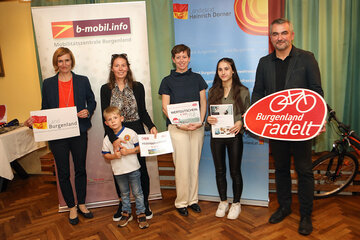 Landesrat Heinrich Dorner (r.) und Christine Zopf-Renner (l.) gratulierten Katrin Fennes-Stampf mit ihrer Tochter, Christine Pfisterer und Emily Wachter (v.l.).