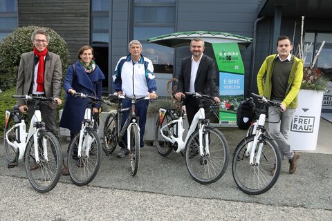 Radelten in Güssing: Andreas Friedwagner (Verracon GmbH / Verkehr, Erreichbarkeit / Raum), Christine Zopf-Renner, Güssings Bürgermeister Vinzenz Knor, Landesrat Heinrich Dorner und Benedikt Hahn (Verracon GmbH) (v.l.).