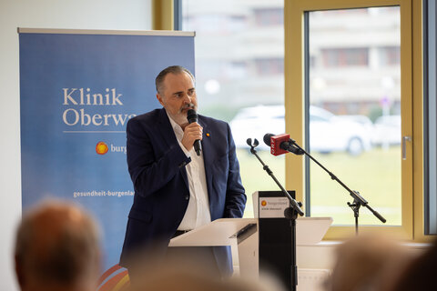 Landeshauptmann Hans Peter Doskozil richtet Worte an die Mediziner*innen.