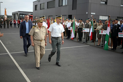 Einzug mit Landesrat Mag. Heinrich Dorner (hinten), sowie Kommandant Oberst Christian Luipersbeck, "CSIM"-Präsident Österreichs, Brigadier Mag. Gernot Gasser und General Omar Guerriche aus Algerien.