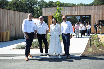 Landeshauptmann Hans Peter Doskozil mit den Hausherren Pepo und Gerda Wiesler (r.) sowie Investor Hans Kilger (2.v.l.).
