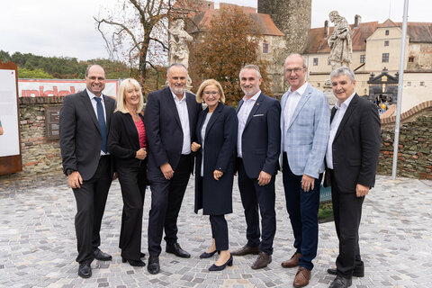 Gruppenbild anlässlich der Verleihung des Europäischen Dorferneuerungspreises 2024 in Stadtschlaining (v.l.) Vizebürgermeister Gerald Rohr, Theres Friewald-Hofbauer, Geschäftsführerin der Europäischen ARGE Landentwicklung und Dorferneuerung, Landeshauptmann Hans Peter Doskozil, Landeshauptfrau Johanna Mikl-Leitner, Bürgermeister Markus Szelinger, Werner Glösl (Verein Zukunft Schlaining), 2. Landtagspräsident Walter Temmel.