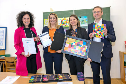 Startschuss für Projekt „Lesek(l)ick“. v.l.n.r.: VS-Direktorin Charlotte Toth-Kanyak MEd, Bildungslandesrätin Mag.a(FH) Daniela Winkler, PPH-Rektorin Mag.a Dr.in Sabine Weisz, HR Mag. Jürgen Neuwirth, Leiter des Bereichs Pädagogischer Dienst