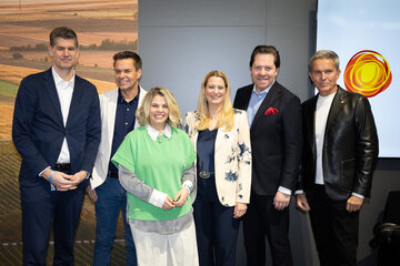 Ein starker Start für das Burgenland bei der Ferien-Messe in Wien: Bernhard Neuhold (Geschäftsführer ÖFB), Didi Tunkel (GF Burgenland Tourismus), Claudia Priber (Geschäftsführerin KulturbetriebeBurgenland), Landesrätin Daniela Winkler, Daniel Serafin (Intendant der Oper im Steinbruch) und Alfons Haider (Generalintendant der Kulturbetriebe Burgenland) (v.l.).