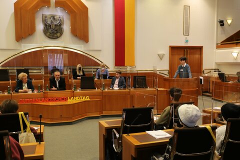 Die Schülerinnen und Schüler nahmen heute die Rolle von Jungabgeordneten ein und stellten interessante Fragen.