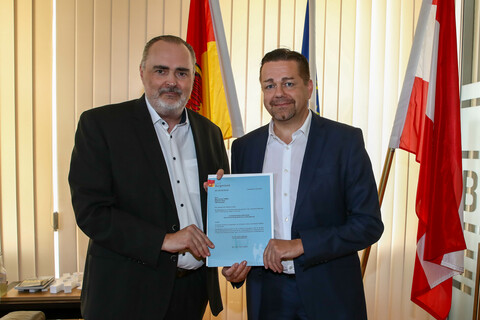 Landeshauptmann Hans Peter Doskozil übergab Andreas Temmel das Dekret zur Bestellung zum Landesamtsdirektor-Stellvertreter.