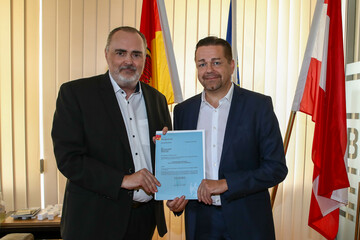 Landeshauptmann Hans Peter Doskozil übergab Andreas Temmel das Dekret zur Bestellung zum Landesamtsdirektor-Stellvertreter.