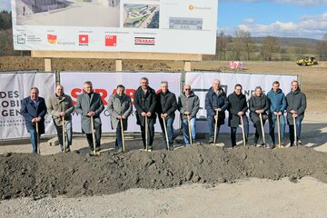 (v.l.n.r.): Martin Prohaska (Standortleiter der Baudirektion Oberpullendorf), Baudirektor Wolfgang Heckenast (Leiter Baudirektion, Burgenländische Landesregierung), Gruppenvorstand Josef Wagner (Burgenländische Landesregierung), Bürgermeister Bruno Stutzenstein (Gemeinde Stoob), Infrastrukturlandesrat Heinrich Dorner, Robert Kallinger (STRABAG), Robert Pratscher (STRABAG), Landesamtsdirektor Ronald Reiter (Burgenländische Landesregierung), Gerald Goger (Geschäftsführer der Landesimmobilien Burgenland GmbH), Sonja Janak-Gerdenitsch (Landesimmobilien Burgenland GmbH), Dieter Greiner (Geschäftsführer der DELTA Projektconsult GmbH) und Markus Hartberger (STRABAG)