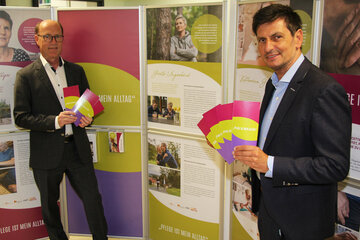 Bezirkshauptmann Mag. Klaus Trummer und Soziallandesrat Christian Illedits bei der Eröffnung der Wanderausstellung „Pflege ist mein Alltag“ in der Bezirkshauptmannschaft Oberpullendorf