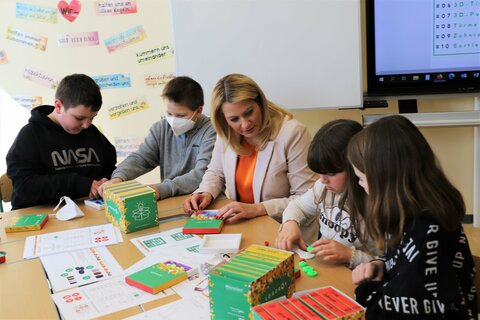 Bildungslandesrätin Daniela Winkler (Mitte) bei der praktischen Anwendung der Logobox gemeinsam mit Schulkindern der Volksschule Mattersburg;