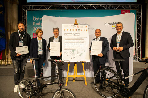 Projektleiter der Gemeinde Steinbrunn Peter Wallaszkovits, Mag.a Christine Zopf-Renner, Gemeinderat der Gemeinde Sankt Martin an der Raab Siegfried Niederer, Bürgermeister der Gemeinde Steinbrunn Mag. Thomas Kittelmann und Verkehrslandesrat Mag. Heinrich Dorner