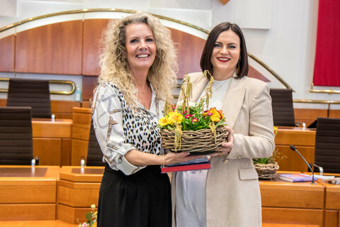 Die Zweitplatzierte Karin Rokos mit Landeshauptmann-Stellvertreterin Mag.a Astrid Eisenkopf.