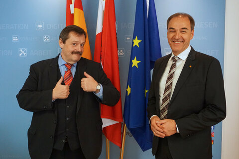 Landesrat Dr. Leonhard Schneemann mit Werner Gruber, Forschungskoordinator des Burgenlandes