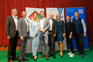 Gruppenbild von der Eröffnung der Übungsfirmenmesse in Stegersbach: (v.l.n.r.) Mag. Roman Eder, MBA (Wirtschaftskammer Burgenland), Dir. Mag. Chris Wagner (Campus Stegersbach), Bildungslandesrätin Mag. (FH) Daniela Winkler, Bürgermeister Jürgen Dolesch (Stegersbach), Bildungsdirektor Mag. Heinz Zitz, Martina Bugnits, Cathrin Marth und Andreas Lang.