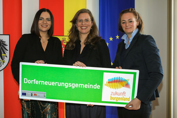 LH-Stv.in Haider-Wallner folgt LT-Präsidentin Astrid Eisenkopf als neue Obfrau des Vereins „Unser Dorf“ (v.l.): LT-Präsidentin Astrid Eisenkopf, Obfrau LH-Stv.in Anja Haider-Wallner und Marlene Hrabanek-Bunyai, Geschäftsführerin „Unser Dorf“