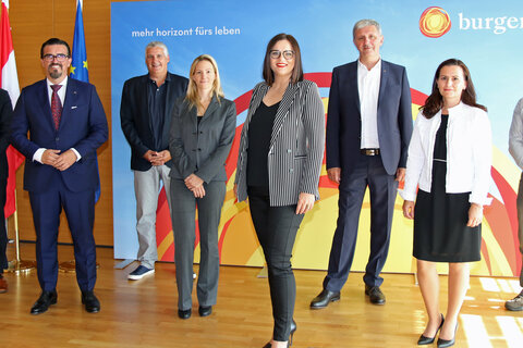 Michael Giefing - Grazer Wechselseitige Versicherung AG, Herbert Kaiser - Uniqua Österreich Versicherung AG, Mag. Gerold Stagl - Landesdirektor Wiener. Städtische Versicherung AG, Katharina Freingruber - CREDEO Versicherungsmakler GmbH, LH-Stv.in Astrid Eisenkopf, Kommerzialrat Siegfried Fleischhacker - Stv. Fachgruppenobmann WK Burgenland der Versicherungsmakler und Berater in Versicherungsangelegenheiten, Mag. Claudia Pinterrich - Konsumentenschutz Burgenland sowie Mag. Christian Koisser - Abteilungsleiter Konsumentenschutz der AK Burgenland